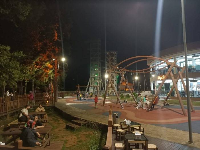 Trabzon'da yaz sıcağından bunalan vatandaşlar parklara akın ediyor 4